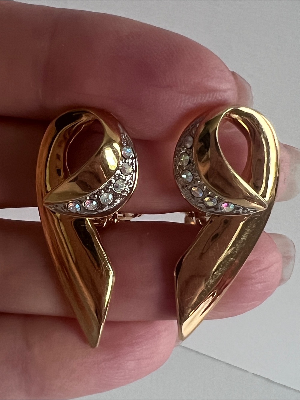 Fifth Avenue Swarovski Crystal Accent Gold Tone Clip-On Ribbon Earrings Vintage